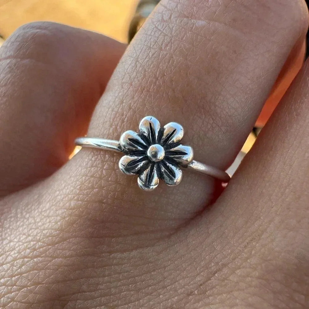 925 Sterling Silver Daysi Ring Size 5