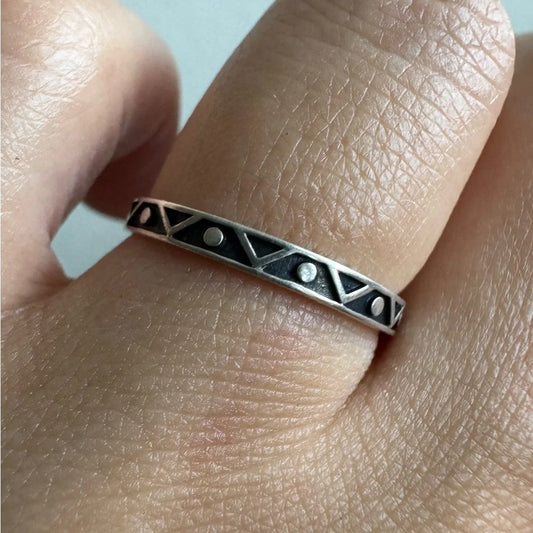 925 Sterling Silver Triangle Dot Patternm Size 7